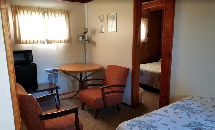 Four Star Motel - Web Listing (newer photo)